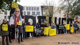 Deutschland Protest zum Auftakt des Prozesses gegen Steudtner und weitere Menschenrechtler in Berlin (Imago/C. Ditsch)