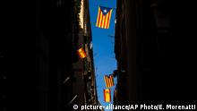 Spanien Esteladas und spanische Flaggen in Barcelona