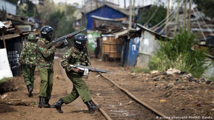 Afrika - Polizei patroulliert in Kibera Slums in Neirobi Kenia (picture-alliance/AP Photo/D. Bandic)