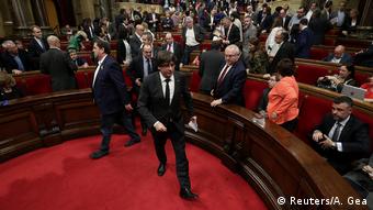 Spanien Katalonien Carles Puigdemont im Parlament in Barcelona (Reuters/A. Gea)