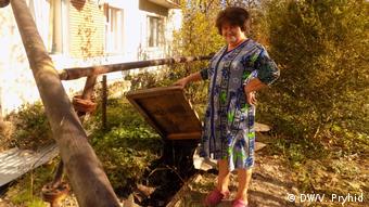 Місцева мешканка Галина Вознюк показує погреб, в якому час від часу збирається нафта