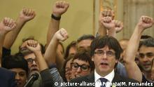 Spanien Krise in Katalonien- Carles Puigdemont singt katalanische Hymne