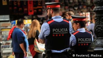 Spanien Regionalpolizei auf den Straßen Barcelonas (Reuters/J. Medina)