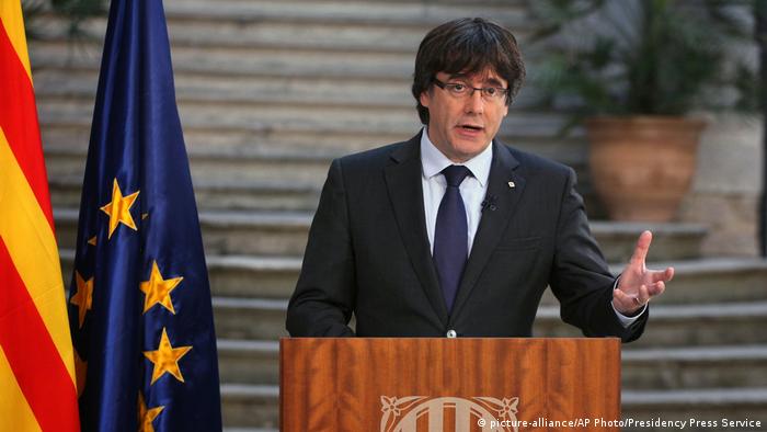Spanien Katalonien Rede Carles Puigdemont (picture-alliance/AP Photo/Presidency Press Service)