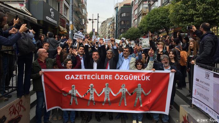 Türkei Demo für die Freilassung von Journalisten | (DW/K. Akyol)