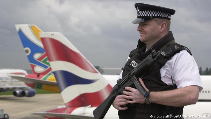 London Heathrow Sicherheit Polizei (picture-alliance/AP Photo/T. Ockenden)