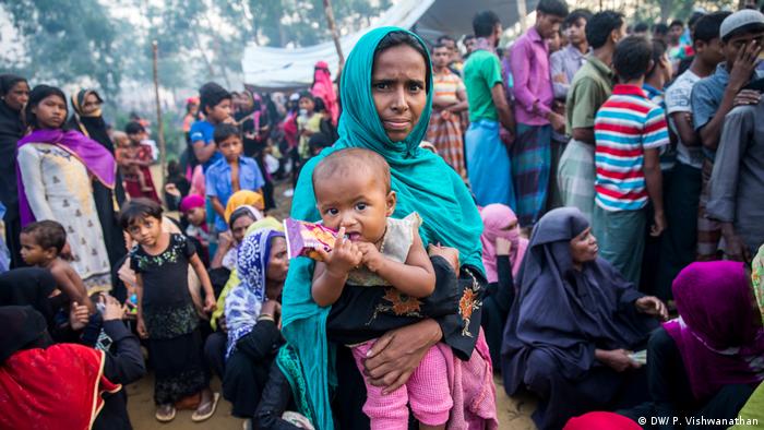 Myanmar y Bangladesh llegaron a un acuerdo y firmaron una declaración de intenciones para el retorno de los refugiados musulmanes rohinyá a la provincia birmana de Rajine, informó el Ministerio de Relaciones Exteriores de Myanmar en su página de Facebook. Todavía permanecen más de 620.000 refugiados en pésimas condiciones en campos de refugiados rohinyás en el lado bangladesí. (23.11.2017).