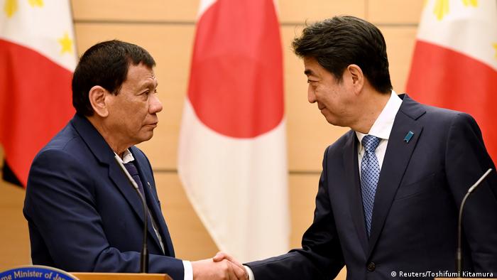 Rodrigo Duterte, Präsident der Phlippinen, und Japans Premier Shinzo Abe in Tokio (Reuters/Toshifumi Kitamura)