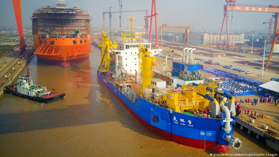 中國南海「微整形」工程使用的造島神器，中國下令禁止出口。（德國之聲）