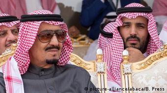 König Salman Bin Abdul Aziz Al Saud und Kronprinz Mohammed Bin Salman Al Saud (picture-alliance/abaca/B. Press)