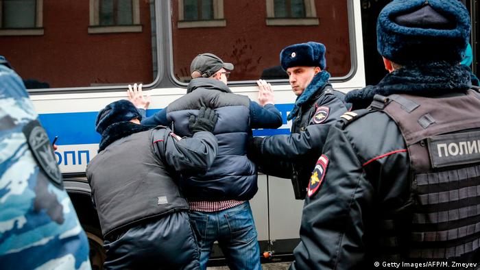 Ativista é revistado pela polícia em Moscou