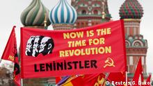 Russland Moskau - Unterstützer der Kommunistischen Partei am Lenin Mausoleum
