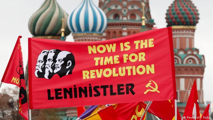 Russland Moskau - Unterstützer der Kommunistischen Partei am Lenin Mausoleum (Reuters/G. Dukor)