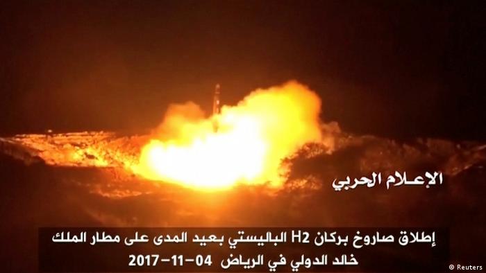 Imagen distribuida por los hutíes del presunto lanzamiento del misil que fue interceptado en Arabia Saudita. 