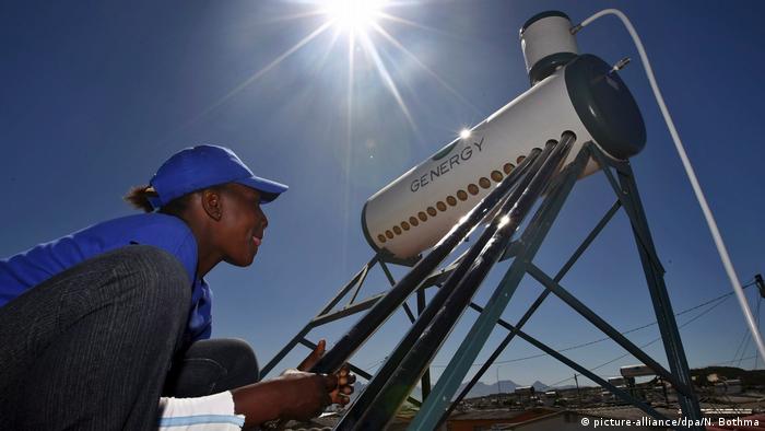Südafrika thermische Solaranlage Solarenergie-Projekt in Kapstadt (picture-alliance/dpa/N. Bothma)