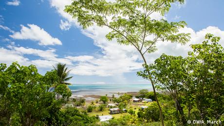 Durch Zyklon Winston beschädigtes Dorf Vunisavisavi, Fidschi (DW/Aaron March)