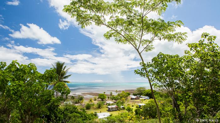 Durch Zyklon Winston beschÃ¤digtes Dorf Vunisavisavi, Fidschi (DW/Aaron March)