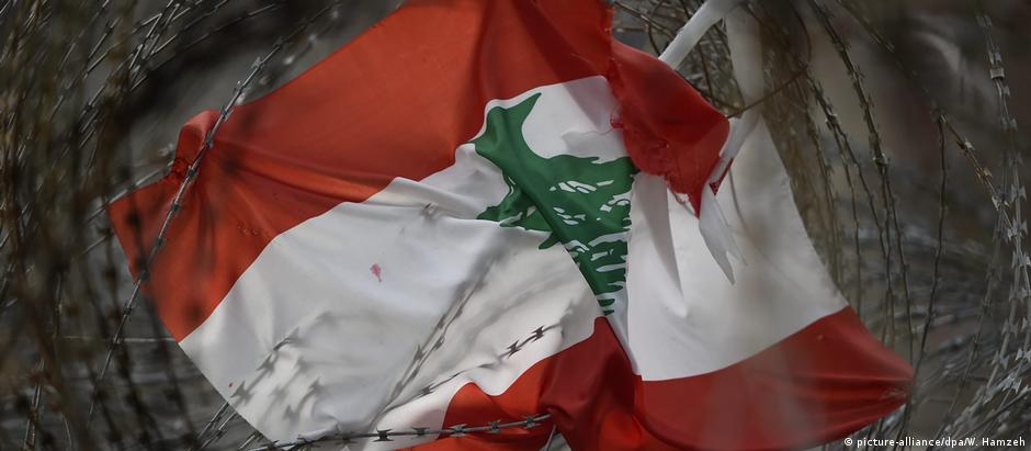 Bandeira do Líbano presa em arame farpado: país é o mais recente foco de conflito no Golfo