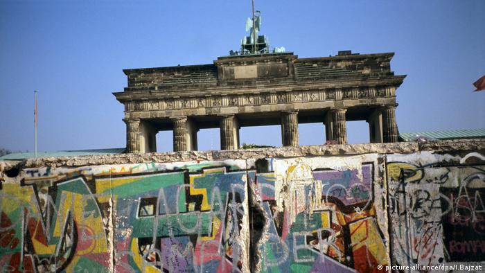 Deutschland, Brandenburger-Tor, Graffiti an der Berliner Mauer 1989 (picture-alliance/dpa/I.Bajzat)