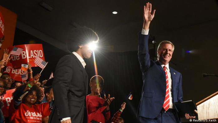 USA, New Yorks Bürgermeister Bill de Blasio wird nach seiner Wiederwahl von Unterstützern begrüßt (Reuters/S.Keith)
