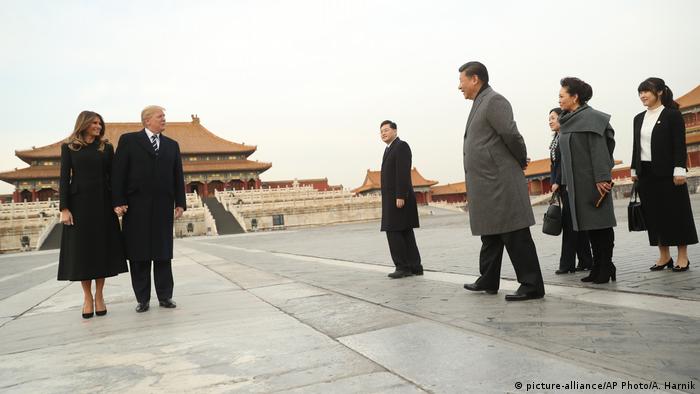 China Trump auf erster Asien-Reise (picture-alliance/AP Photo/A. Harnik)