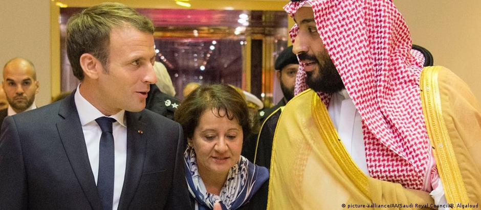 Macron (esq.) se reuniu com o príncipe herdeiro Mohammed Bin Salman para tratar da situação no Oriente Médio