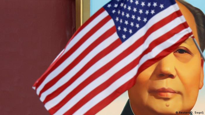 USA Trump Besuch in China US Flagge mit Mao PortrÃ¤t am Tiananmen (Reuters/D. Sogolj)