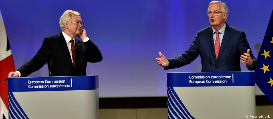 Em coletiva, Davis e Barnier apresentaram resultado de semana de negociação do Brexit