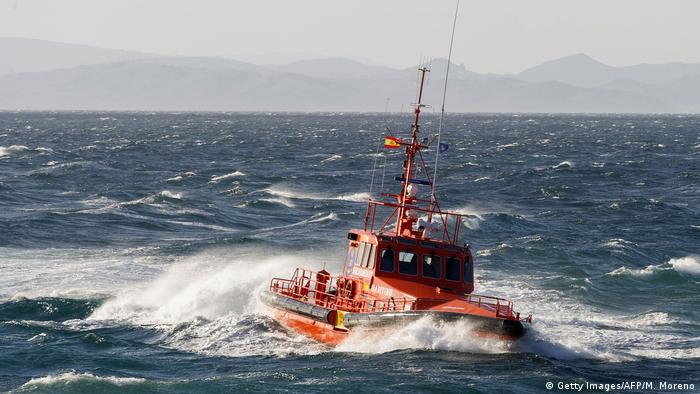 Symbolbild | Schiff der spanischen Küstenwache, das zur Rettung von Flüchtlingen eingesetzt wird (Getty Images/AFP/M. Moreno)