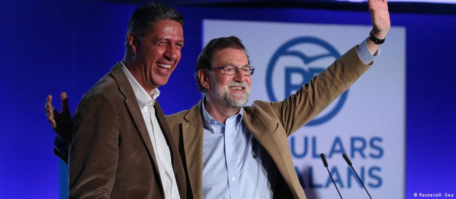 Em Barcelona, Mariano Rajoy (dir.) apresenta o candidato do Partido Popular (PP), Xavier García Albiol