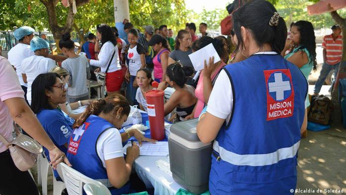 Brigadas médicas atienden a refugiados venezolanos en Soledad, Colombia. 