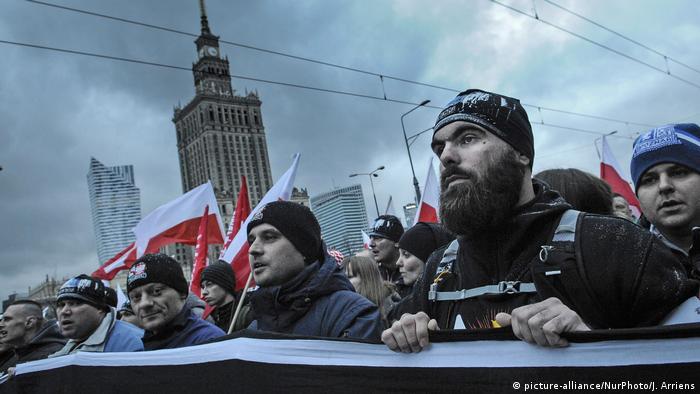 Polen Warschau Rechtsradikale beim Marsch zum Unabhängigkeitstag (picture-alliance/NurPhoto/J. Arriens)