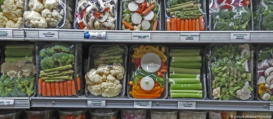 Legumes empacotados em plástico em mercado em Nova York: para economista, clima é questão educacional