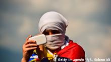 Venezuela Aktivist mit Mobilfunktelefon