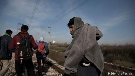 Μετανάστες περπατούν κατά μήκος των σιδηροδρομικών γραμμών που συνδέουν την Σερβία με την Κροατία. Το όνειρο για μια καλύτερη ζωή στην κεντρική Ευρώπη δεν τελειώνει ποτέ. Σύμφωνα με δημοσιεύματα δύο άνθρωποι που είχαν αποκοιμηθεί στις γραμμές των τρένων έχασαν την ζωή τους όταν παρασύρθηκαν από διερχόμενη αμαξοστοιχία. 