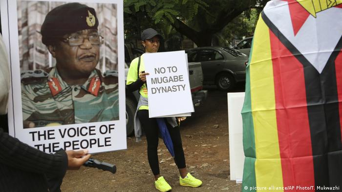 Simbabwe Protest in Harare (picture-alliance/AP Photo/T. Mukwazhi)