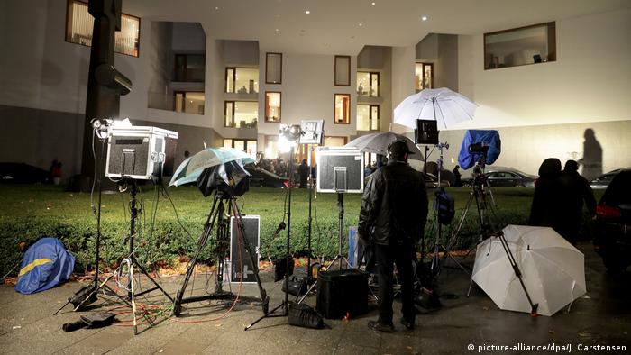 Deutschland | Wartenden Journalisten vor der Landesvertretung von Baden-Württemberg (picture-alliance/dpa/J. Carstensen)