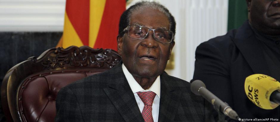 Robert Mugabe foi posto sob prisão domiciliar pelos militares, que assumiram o controle do país