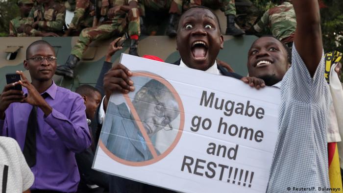 Simbabwe Rücktritt Robert Mugabe | feiernde Menschen in Harare