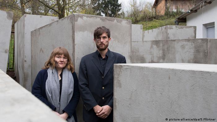 Morius Enden y Jenni Moli, del colectivo artístico Centro de Belleza Político junto al Monumento a la Vergüenza, réplica del Monumento al Holocausto, junto a la casa del ultraderechista Björn Höcke.