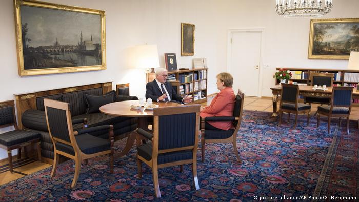 Deutschland Merkel trifft Steinmeier im Palast Bellevue (picture-alliance/AP Photo/G. Bergmann)