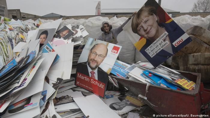Deutschland Recycling der Bundestagswahlplakate 2017 (picture-alliance/dpa/U. Baumgarten)