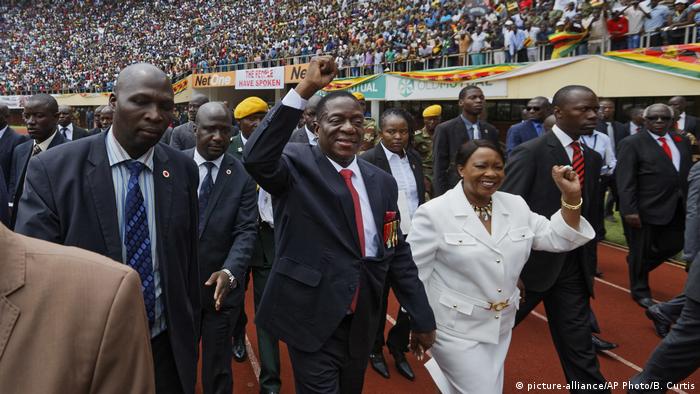 Mnangagwa y su esposa durante la asunción del poder en Harare, capital de Zimbabue. (24.11.2017).