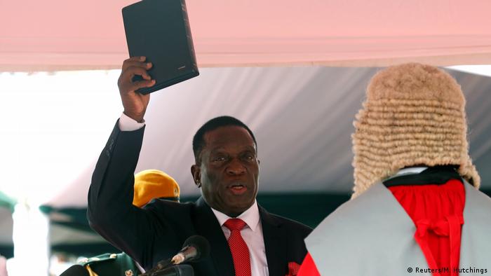 El ex vicepresidente Emmerson Mnangagwa juró hoy como presidente provisional de Zimbabue, en sustitución de Robert Mugabe, después de la dimisión del veterano líder. Mugabe tendrá inmunidad y piensa permanecer en Zimbabue, según informó hoy el diario local NewsDay tras consultar con fuentes políticas. (24,.11.2017).