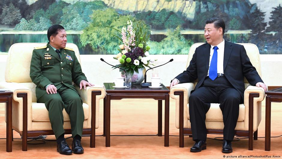 中國外長王毅（左）與緬甸總統碇喬（AP）