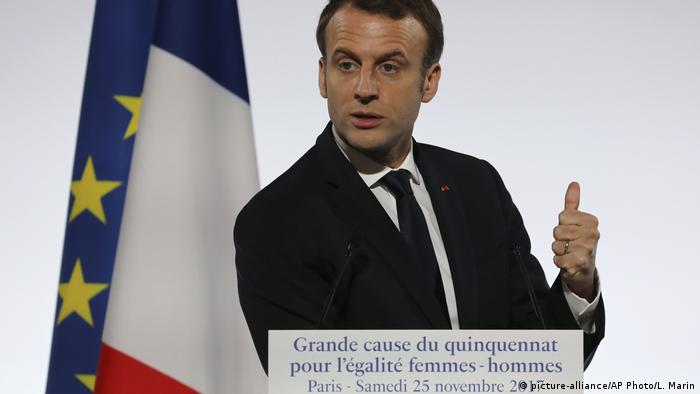 Frankreich Frauen Gewalt Emmanuel Macron (picture-alliance/AP Photo/L. Marin)