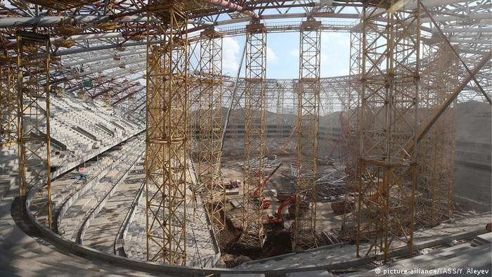 И още един незавършен стадион - Космос Арена в град Самара. Първоначалната идея е била той да бъде изграден на един от островите на река Волга. Но тъй като не съществува мост, който да го свързва със сушата, е избрано друго място. Въпреки протестите на местното население, площта на спортното съоръжение с 44 000 места непрекъснато нараства: от 27 хектара се стига до сегашните 930 хектара.