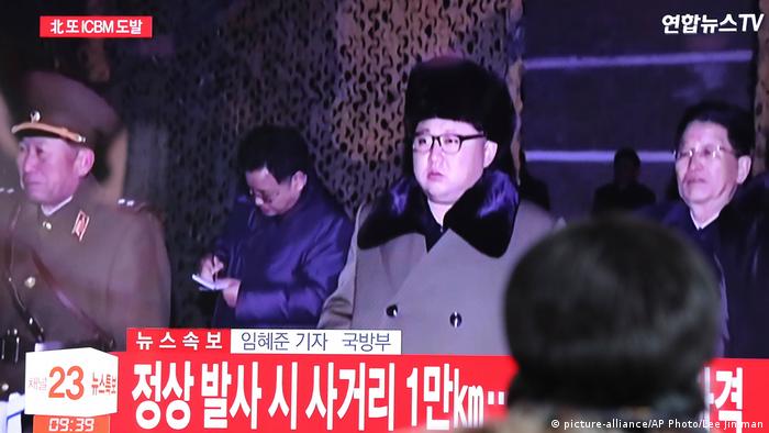Südkorea Fernsehübertragung von Raketentest in Seoul (picture-alliance/AP Photo/Lee Jin-man)