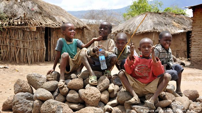 Tansania - Kinder in einer Hütten-Siedlung in der Region Kentumbeine