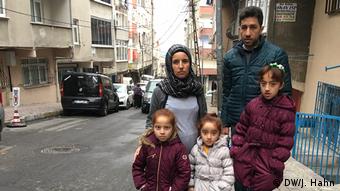 Η οικογένεια προσφύγων απο τη Συρία ζει πλέον στην Κωνσταντινούπολη και δεν μπορεί να τα βγάλει πέρα μόνο με το μισθό του πατέρα. 